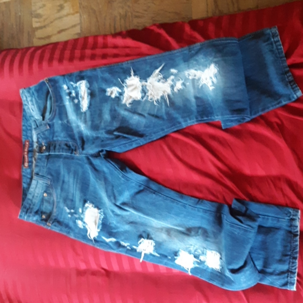 Denim distressed jeans